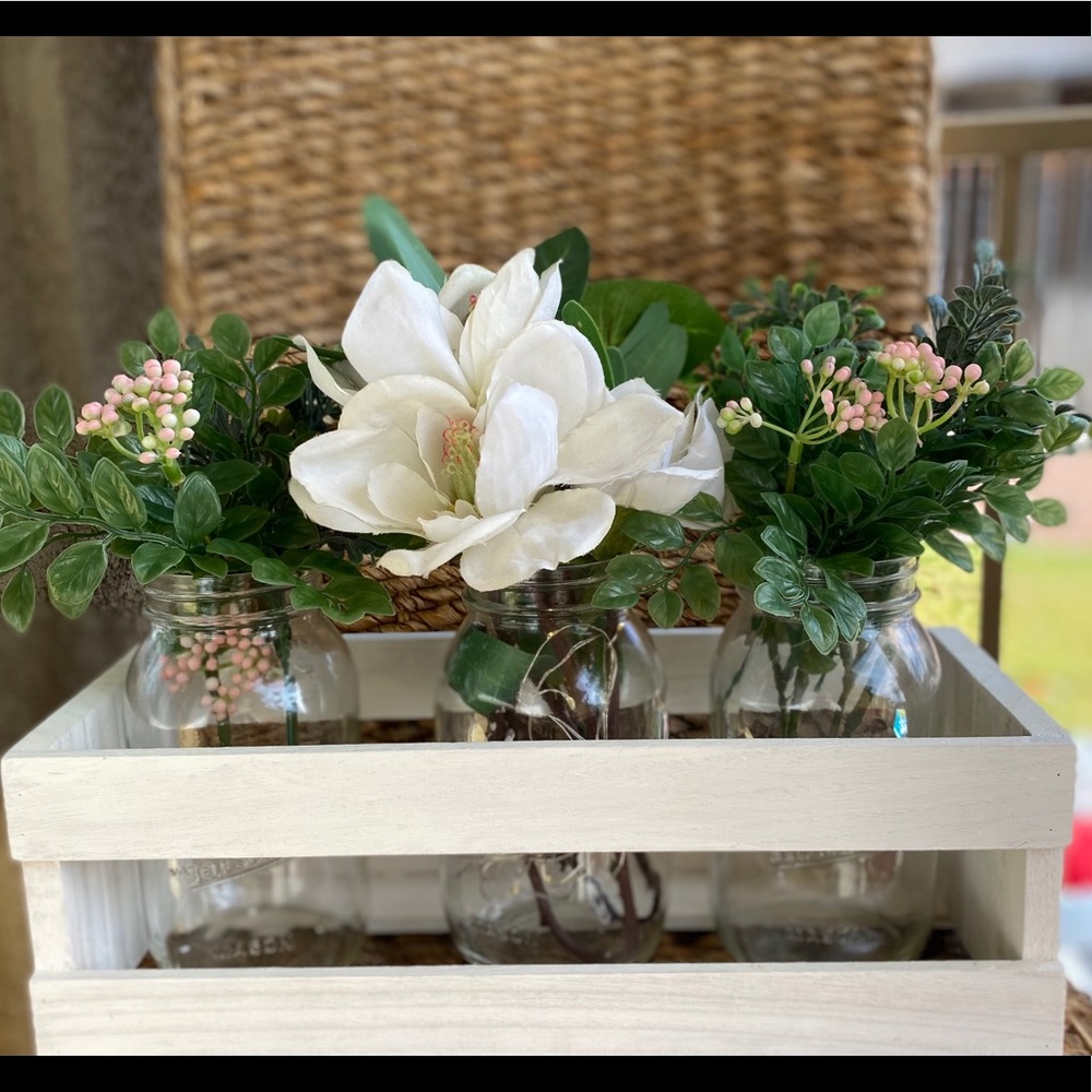Beautiful Farmhouse Mason Jar Centerpiece